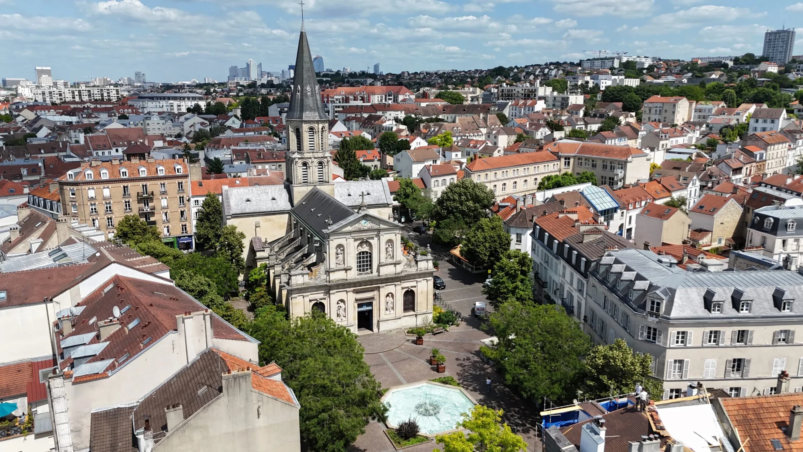 Vue aérienne du centre de Rueil-Malmaison, l'église Saint-Pierre-Saint-Paul et sa place.