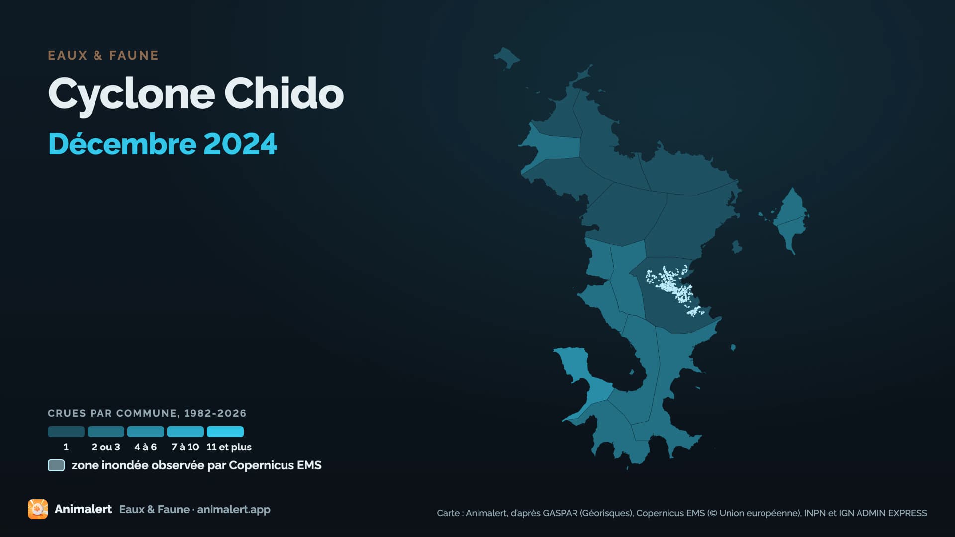Carte : Cyclone Chido (décembre 2024). Les communes reconnues pour cette crue, colorées selon leur nombre de crues de 1982 à 2026, la zone inondée observée par Copernicus EMS sur les secteurs cartographiés en contour clair, les sites Natura 2000 en corail.